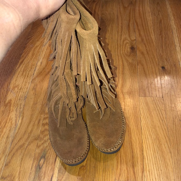 Women’s size 5 Minnetonka Fringe boots - Picture 2 of 6